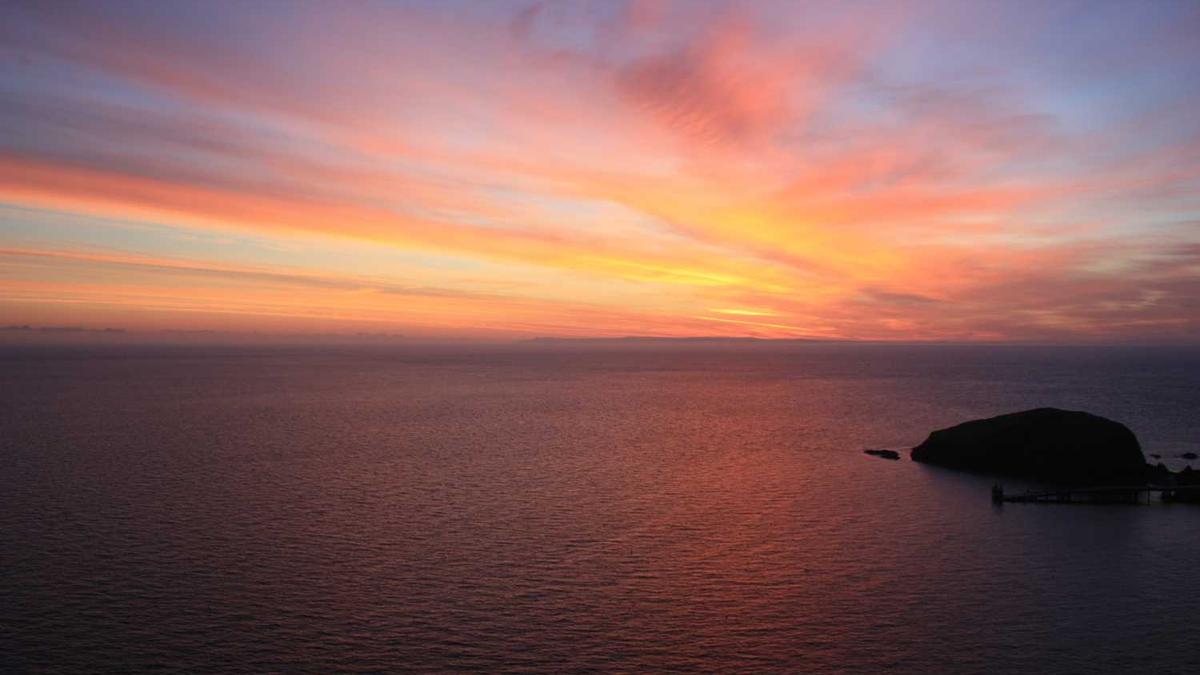 在上海地区的饭店里面打工的服务员,一个月工资大概有多少钱啊?